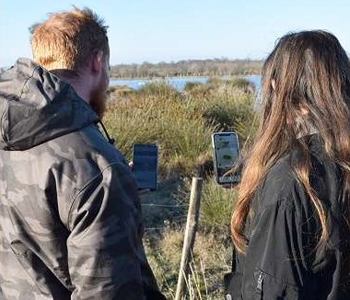 Application mobile Mes Marais - Visite en autonomie sur les sentiers de l’Etourneau - Identifier les habitats, la faune et la flore du marais. Découvrir plusieurs points d’intérêt. Géo-localiser sur les différents parcours de visite. Camargue.